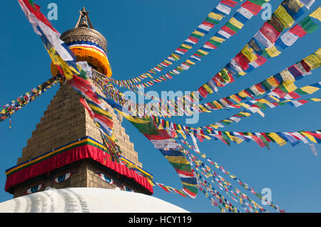 Bouddha (Boudhanath) (Bodnath) in Kathmandu fällt in bunten Gebetsfahnen, Kathmandu, Nepal Stockfoto