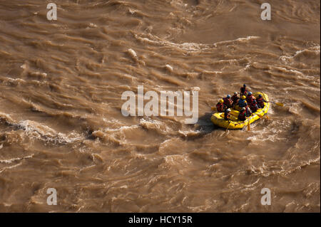 Touristen, die Spaß-rafting auf dem heiligen Fluss Ganges (Mutter Ganges), Rishikesh, Indien Uttarakhand (Uttaranchal) Stockfoto