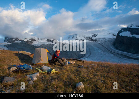 Lagerten neben der Gornergletscher in der Schweiz mit Blick auf Monte Rosa in der Ferne, Zermatt, Wallis, Schweiz Stockfoto