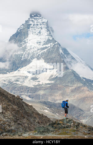 Ein Wanderweg in den Schweizer Alpen in der Nähe von Zermatt mit Blick auf das Matterhorn in der Ferne, Zermatt, Wallis, Schweiz Stockfoto