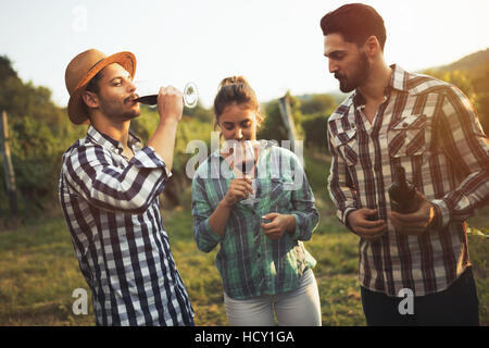 Glücklich Weintouristen Weinprobe im Weinberg Stockfoto