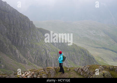 Auf der Suche nach unten aus Windung Craggs an der Spitze der Great Langdale Valley, Lake District National Park, Cumbria, UK Stockfoto