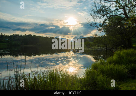 Sonnenuntergang am Loughrigg Tarn in der Nähe von Ambleside, Nationalpark Lake District, Cumbria, UK Stockfoto