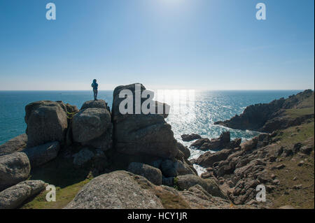 Stehen in der Nähe von Logan Rock an der Spitze der Treen Strand, Cornwall, den westlichsten Teil der britischen Inseln, UK Stockfoto