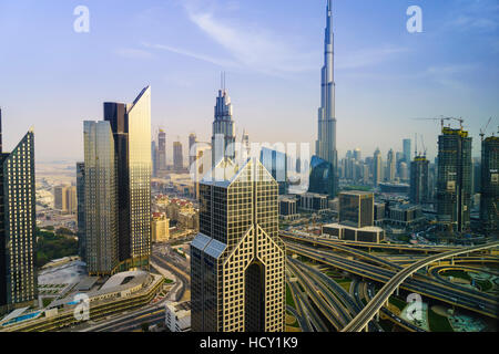 Burj Khalifa und die Sheikh Zayed Road Interchange, Downtown Dubai, Dubai, Vereinigte Arabische Emirate, Naher Osten Stockfoto