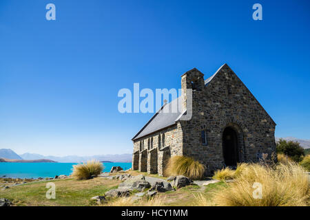 Kirche des guten Hirten, eine alte Kirche mit Blick auf türkis blauen Lake Tekapo, Region Canterbury, Südinsel, Neuseeland Stockfoto