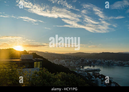 Die Sonne geht über ein neues Zuhause auf Mount Victoria in Wellington, Nordinsel, Neuseeland Stockfoto