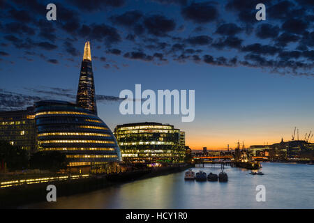 Dämmerung legt sich über London nach Sonnenuntergang entlang der Themse, mit der Shard, London, UK