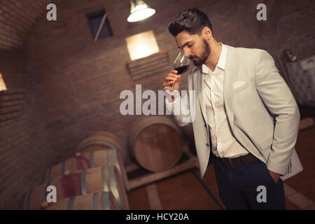 Winzer, die Weine im Weingut Keller testen Stockfoto