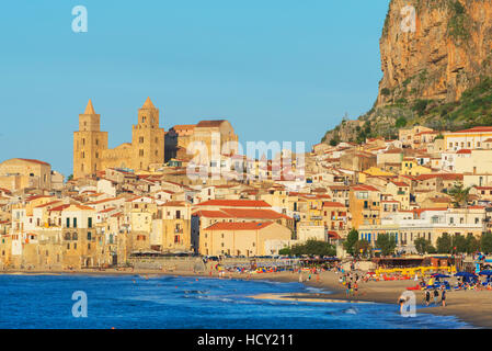 Altstadt, Kathedrale und Felsen La Rocca, Cefalu, Sizilien, Italien, Mittelmeer Stockfoto