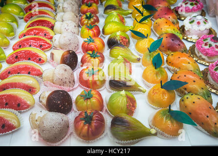 Frutta Martorana, traditionelles Marzipan Süßigkeiten, Cefalu, Sizilien, Italien Stockfoto