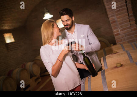 Menschen, die Weinprobe im Weingut Keller Stockfoto