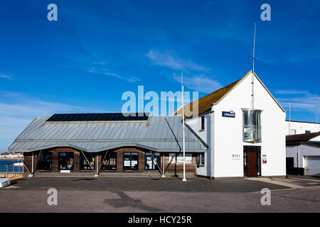 Die RNLI Rettungsstation und Shop auf Mudeford Quay, Christchurch, Dorset, Großbritannien Stockfoto