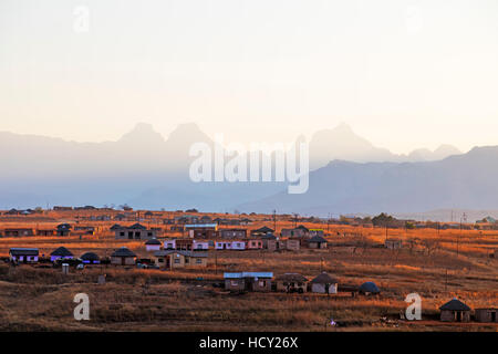 Gemeinschaft Häuser, Cathedral Peak Nature Reserve, Drakensburg, Kwazulu-Natal, Südafrika, Afrika Stockfoto