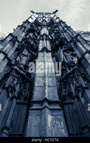 Die wichtigsten Tür oder die Tür der Annahme der Kathedrale von Sevilla, die größte gotische Kathedrale und die drittgrößte Kirche der Welt. Stockfoto