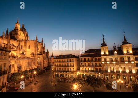 Plaza Mayor am Abend mit dem Dom auf der linken Seite und das Rathaus auf der rechten Seite), Segovia, UNESCO, Castilla y León, Spanien Stockfoto