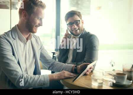 Kollegen bei einer Pause im café Stockfoto