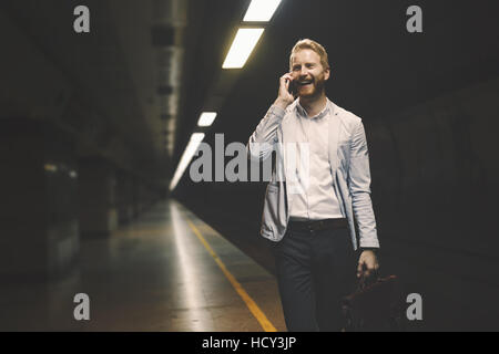 Warten auf die u-Bahn im u-Bahnhof Geschäftsmann Stockfoto