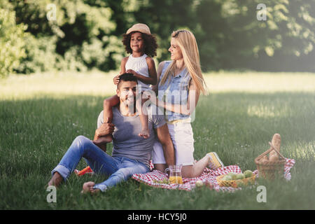 Glückliche Familie genießt Picknick in der Natur Stockfoto