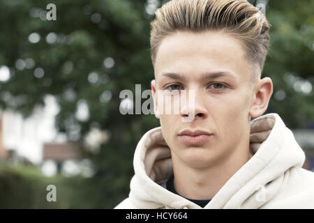 Kopf und Schultern Porträt von Ernst Teenager Stockfoto