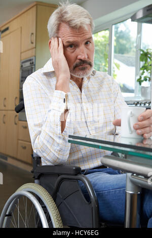 Depressive Menschen im Rollstuhl sitzen zu Hause Stockfoto