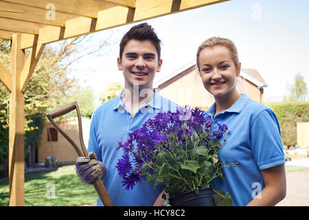 Porträt der Landschaftsgärtner arbeiten im Garten Stockfoto