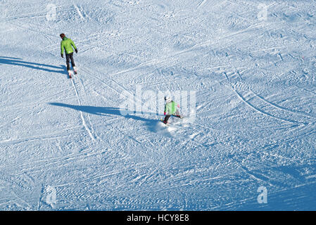 KRONPLATZ, Italien - 3. Februar: Skifahrer fahren Sie den Berg hinunter auf, 2012, am Skigebiet.  ist der Premier in Südtirol. Stockfoto