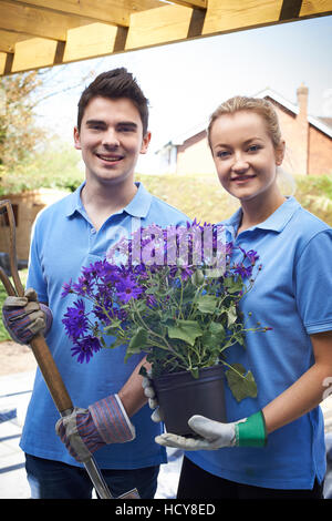 Porträt der Landschaftsgärtner arbeiten im Garten Stockfoto