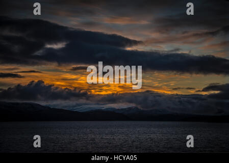 Die Aussicht von der Hurtigrute als es Kreuzfahrten Richtung Norden entlang der norwegischen Küste bis zum Nordkap. Stockfoto