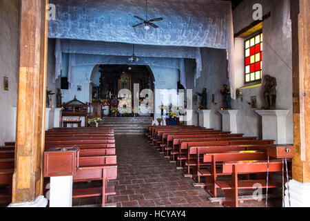 Innenraum des Hl. Antonius von Padua-Kirche in San Antonio Palopó, Guatemala, eine kleine katholische Kirche. Stockfoto