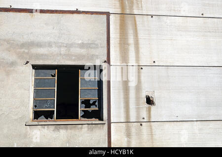 Gefärbten Fensterfläche teilweise abgerissen Fabrik gebrochen. Stockfoto