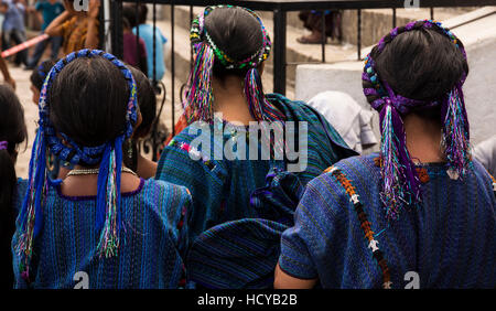 Eine Nahaufnahme Foto von drei Frauen aus San Antonio Palopó, Guatemala, zeigen im Detail in ihrer aufwendigen Cintad oder Kopf Wrapd als sowie das Detail i Stockfoto