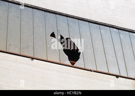 Gefärbten Fensterfläche teilweise abgerissen Fabrik gebrochen. Stockfoto