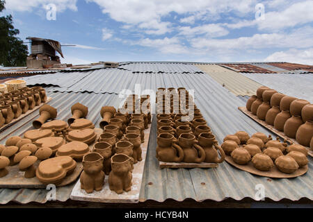 Ungebrannte Keramik oder Greenware trocknet auf dem Blechdach einer Töpferwerkstatt in San Antonio Palopó, Guatemala. Stockfoto