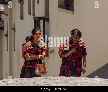 Zwei Quiche Maya-Frauen, Mutter und Tochter, in traditioneller Kleidung Fuß auf einem steilen Hügel in Chichicastenango, Guatemala Stockfoto