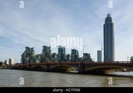 Vauxhall Brücke über den Fluss Themse in London mit Mehrfamilienhäuser im Hintergrund Stockfoto