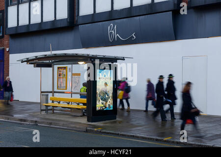 Menschen, die vorbeigehen ein verschalten sich BHS speichern in Chester UK Stockfoto