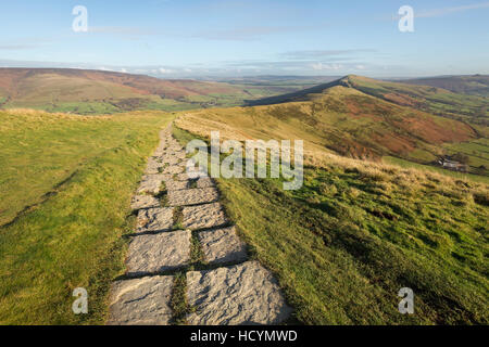 Stein-Wanderweg entlang dem Hügel Tops von Mam Tor, Hollins Cross in der Nähe von Castleton im Peak District, Derbyshire, UK. Stockfoto