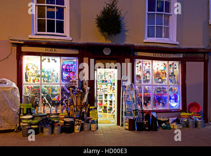 Hardware-Shop - Gabel übernimmt - in Teignmouth in der Abenddämmerung, Devon, England UK Stockfoto