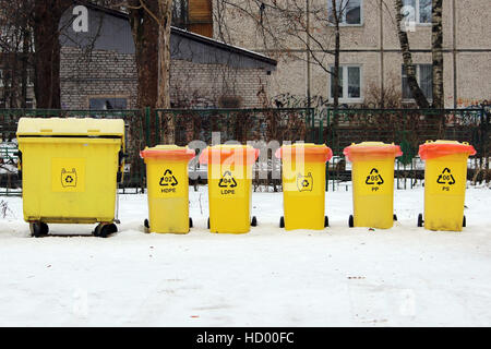 Mehrere gelbe Kästen für Sammlung von Recycling Materialien. Stockfoto