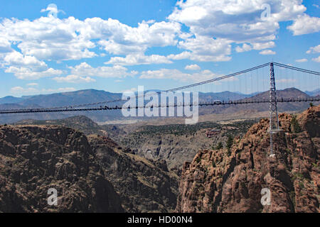 Die Royal Gorge hölzerne Fußgängerbrücke Kreuze den Arkansas River in Canon City, Colorado und zeigt die Berge, Schlucht, Stockfoto