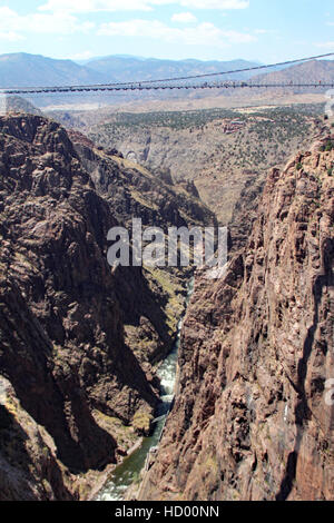 Blick auf die Berge und der Royal Gorge Bridge eine Seilbahn über den Arkansas River unten entnommen. Canon City, Colorado Stockfoto