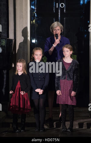 Downing Street Weihnachten Licht einschalten durch Theresa May Stockfoto