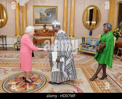 Königin Elizabeth II erfüllt seine Exzellenz Dr. Muhammed Sheriff der Botschafter Liberias, die von seiner Frau Frau Sheriff, begleitet wurde, wie er seine Briefe Kommission an einer Privataudienz mit ihrer Majestät im Londoner Buckingham Palace präsentiert. Stockfoto