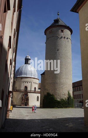 Marienkirche und Bergfried, Wildkaninchen Burghof, Festung Marienberg, Würzburg, senken Sie Franconia, Bayern, Deutschland Stockfoto