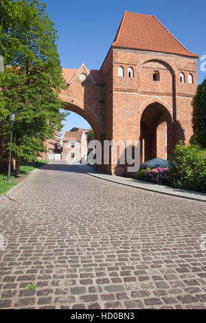 Kopfsteinpflaster unter Abwasser Turm von Torun Schloss der teutonischen Ritter Ordnung in Torun, Polen Stockfoto