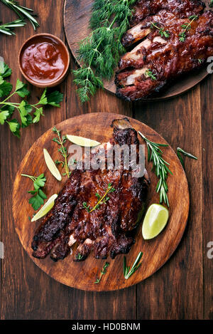 Barbecue Rippchen auf Holzbrett, Ansicht von oben Stockfoto