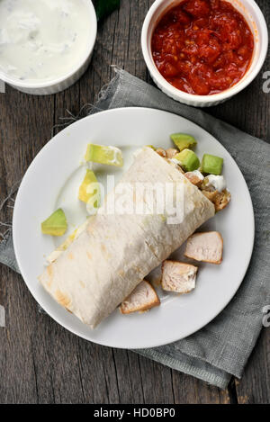 Hausgemachte Fajitas mit Huhn und Avocado, Top Aussicht Stockfoto