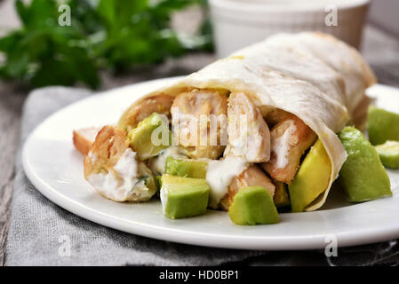 Wickeln Sie Sandwich mit Hühnchen und Avocado, Nahaufnahme Stockfoto