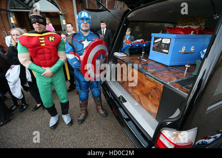 Sargträger verkleidet als Superhelden durch den Leichenwagen mit dem Sarg von 18-Year-Old Arthur Peebles vor seiner Beerdigung am North East Surrey Crematorium in Morden, unter der Leitung von Co-op Funeralcare warten. Stockfoto